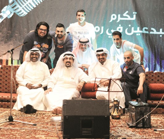 القصار يتوسط فريق البرنامج