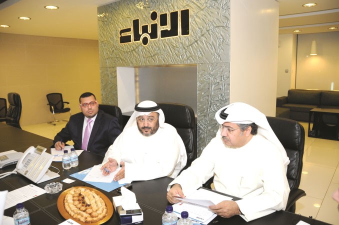صالح السلمي وفهد الشريعان والزميل محمود فاروق خلال الندوة﻿