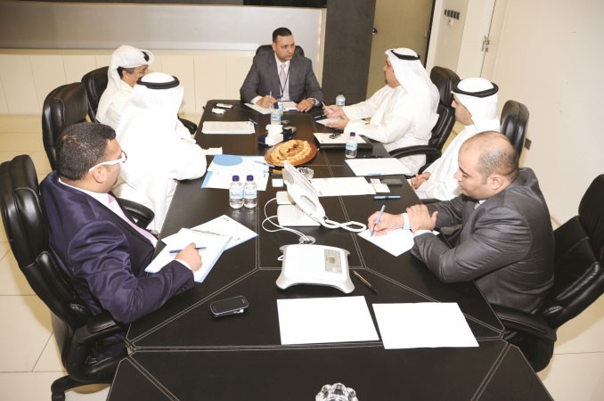ضيوف الندوة مع الزملاء سكرتير تحرير الشؤون الاقتصادية زكي عثمان واحمد مغربي ومحمود فاروق﻿