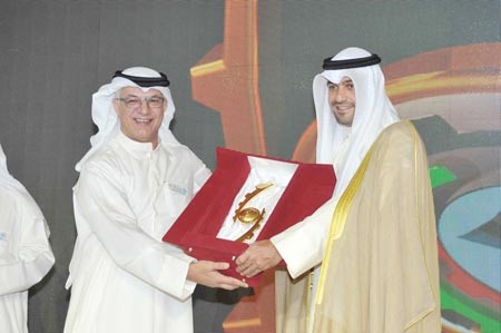 براك الصبيح يقدم هدية تذكارية الى الوزير انس الصالح