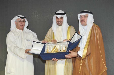 الصالح والصبيح يكرمان احد الفائزين