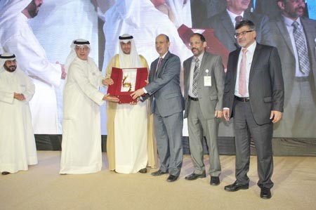 احمد الجيماز يتسلم جائزة البترول الوطنية من انس الصالح وبراك الصبيحاسامة ابوعطية