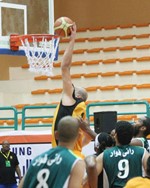لاعب القادسية احمد درويش يضع الكرة في سلة الاتحاد السكندري