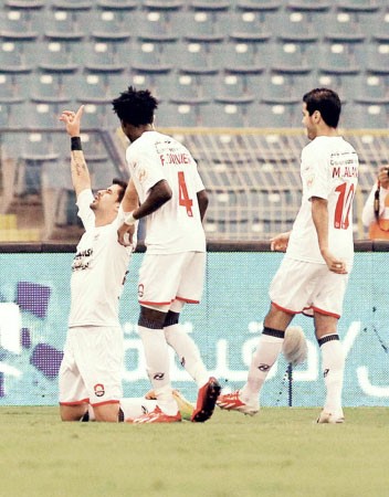 محترف الرائد برونو مورينو يحتفل بهدفه الثاني في مرمى الهلال 