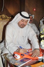 الشيخ طلال الفهد يوقع على فانيلة كاظمة 