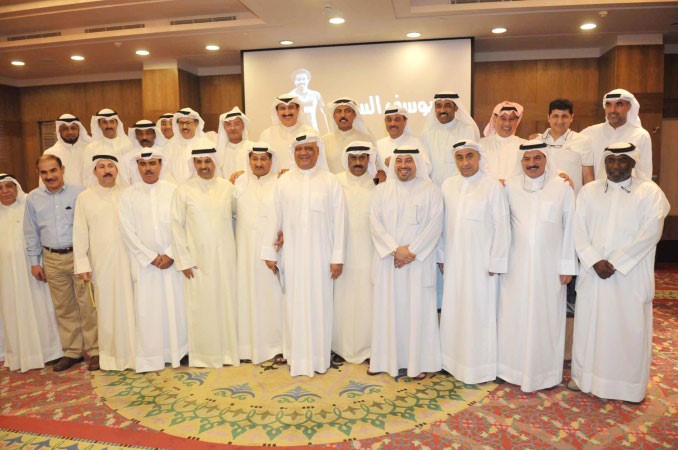 الشيخ طلال الفهد والمحتفى به سويد مع نجوم الزمن الجميل للكرة الكويتية 