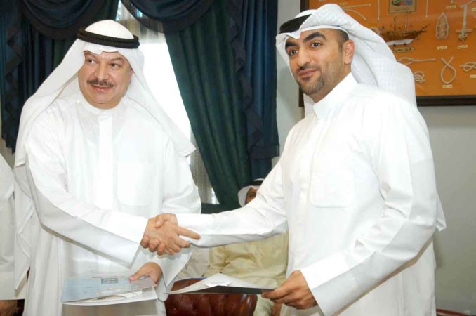 عبداللطيف السريع وفراس الكندري يتبادلان نسختي العقد﻿
