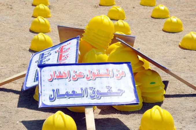 العمال وضعوا الخوذات على الارض تعبيرا عن رفض سياسة الشركة﻿