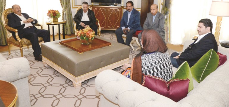 صاحب السمو الامير الشيخ صباح الاحمد خلال زيارته الى رئيس غرفة تجارة وصناعة الكويت علي الغانم ود فايزة الخرافي في نيويورك