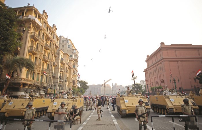 طائرات هيليكوبتر عسكرية ودبابات تقف عند احد مداخل ميدان التحرير للتامين امس افپ