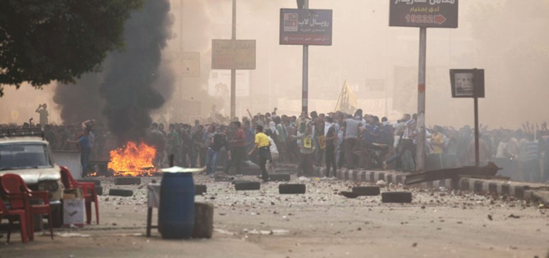 اشتباكات متفرقة بين الامن وانصار مرسي امس افپ