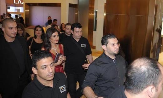 بالصور.. حراسة أمنية مشددة في الكويت منعت الجمهور من لقاء سيرين