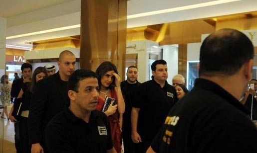 بالصور.. حراسة أمنية مشددة في الكويت منعت الجمهور من لقاء سيرين