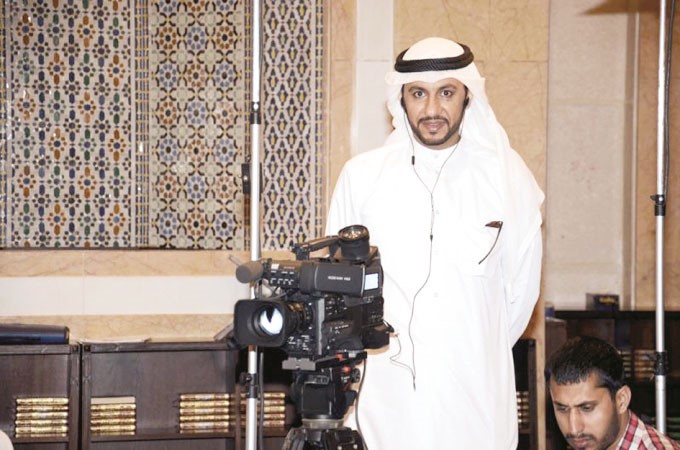 المعد عيسى العنزي في لوكيشن البرنامج
