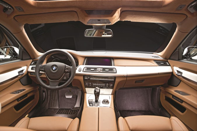 «علي الغانم وأولاده» توفر  BMW Individual Pearl الفئة الـ 7  المصممة حسب الطلب في الكويت
