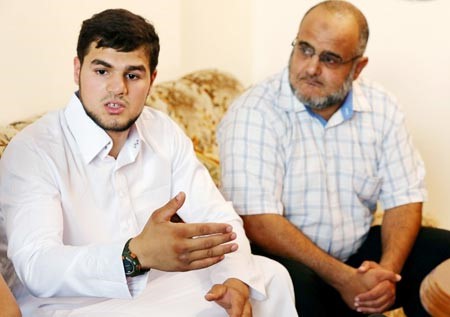 نجل ابو انس الليبي يتحدث للصحافيين من منزل اسرته امس رويترز