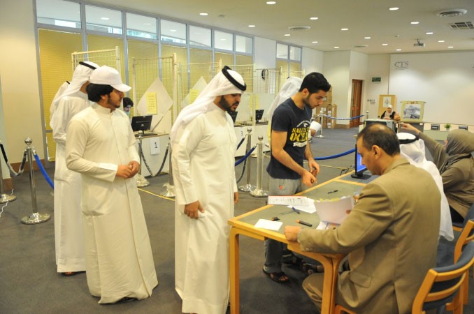  الطلبة خلال مشاركتهم في الانتخابات
﻿
