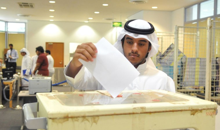 طالب يدلي بصوته﻿