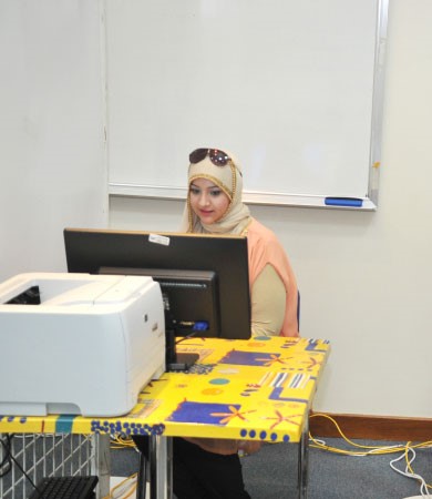  طالبة تدلي بصوتها
﻿