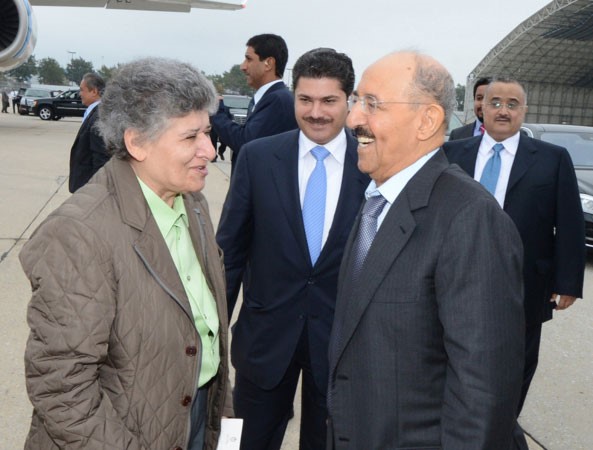 صاحب السمو الامير الشيخ صباح الاحمد مصافحا د رشا الصباح ويبدو الشيخ خالد العبدالله قبيل مغادرته الولايات المتحدة