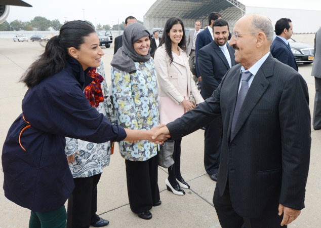 صاحب السمو الامير الشيخ صباح الاحمد مصافحا مودعيه في المطار 