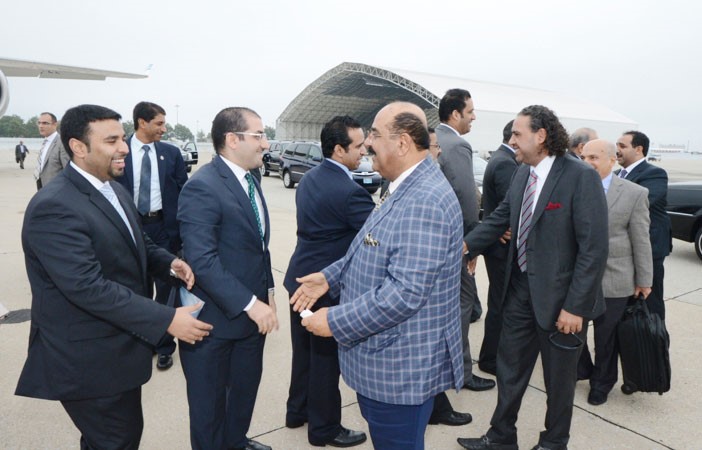 الشيخ مشعل الاحمد والشيخ احمد الفهد يصافحان الحضور في المطار 