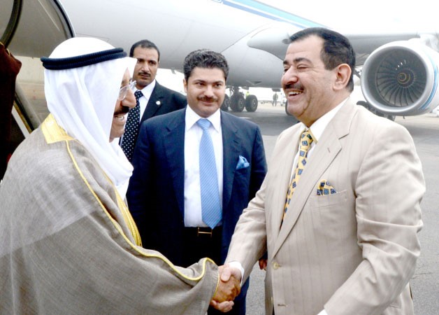 صاحب السمو الامير الشيخ صباح الاحمد مصافحا الشيخ احمد الحمود