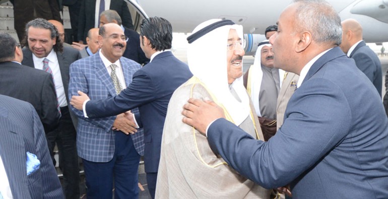 صاحب السمو الامير الشيخ صباح الاحمد مصافحا احد مستقبليه ويبدو الشيخ مشعل الاحمد والشيخ احمد الفهد