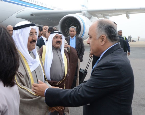 صاحب السمو مصافحا احد مستقبليه