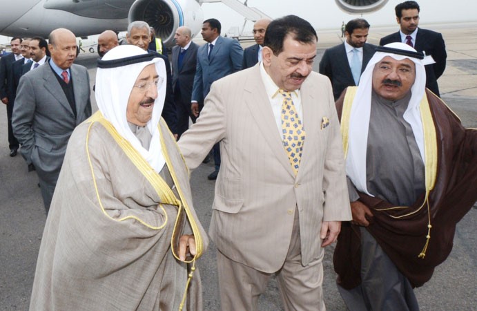 صاحب السمو الامير الشيخ صباح الاحمد لدى وصوله مطار ستانستد بالمملكة المتحدة وفي استقباله الشيخ ناصر صباح الاحمد والشيخ احمد الحمود 