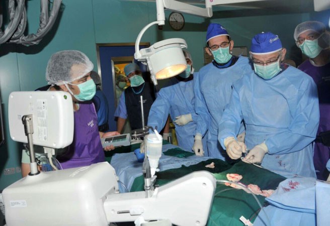 الفريق الطبي خلال اجراء الجراحة﻿
