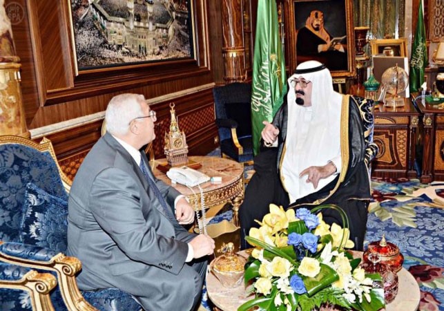 خادم الحرمين الشريفين مستقبلا الرئيس المصري المؤقت المستشار عدلي منصور في جدة امس واس