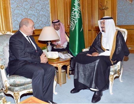 صاحب السمو الملكي الامير سلمان بن عبدالعزيز ولي العهد نائب رئيس مجلس الوزراء ووزير الدفاع السعودي خلال محادثاته مع وزير الدفاع الفرنسي في جدة امسواس