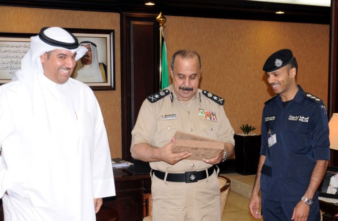 الفريق غازي العمر والشيخ مشعل الجابر خلال استقبالهما النقيب الخريف﻿