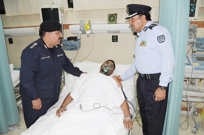 العقيدان محمد المحميد وخليل الامير خلال زيارتهما لاحد المصابين