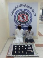 المتهمان وامامهما المضبوطات