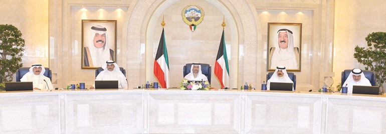 سمو رئيس مجلس الوزراء الشيخ جابر المبارك مترئسا جلسة امس ويبدو الشيخ صباح الخالد والشيخ محمد الخالد ومصطفى الشمالي والشيخ سالم العبد العزيز