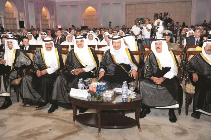 سمو رئيس الوزراء الشيخ جابر المبارك والشيخ صباح الخالد ومصطفى الشمالي وانس الصالح والمستشار فيصل الحجي خلال المؤتمر