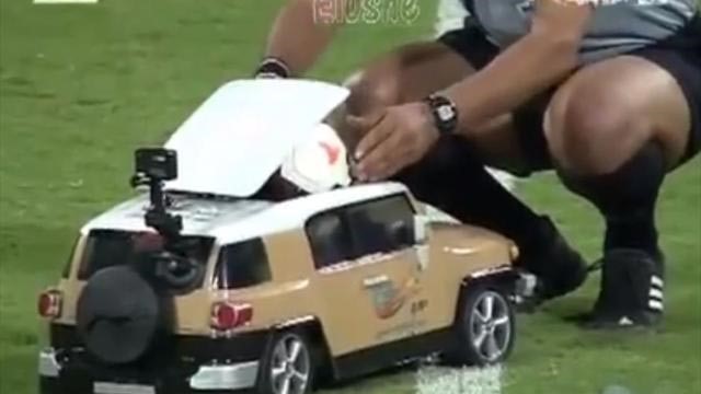 بالفيديو.. شاهد أغرب طريقة لتسليم الكرة لا تجدها الا في الدوري السعودي لكرة القدم