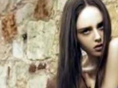 عارضة أزياء تفضح عالم صناعة الموضة وكيف كانت ستصل لحافة الموت