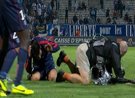 بالفيديو .. مُزحة ثقيلة من لاعب تسقط مصوراً في الدوري الفرنسي