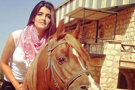 صورة: علا الفارس تجري " تقويم ".. خمن ما هو ؟