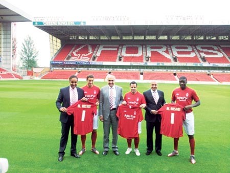 فواز الحساوي وعبدالعزيز الحساوي يحملان قميص نادي نوتنغهام فورست الانجليزي لكرة القدم مع بعض لاعبي النادي