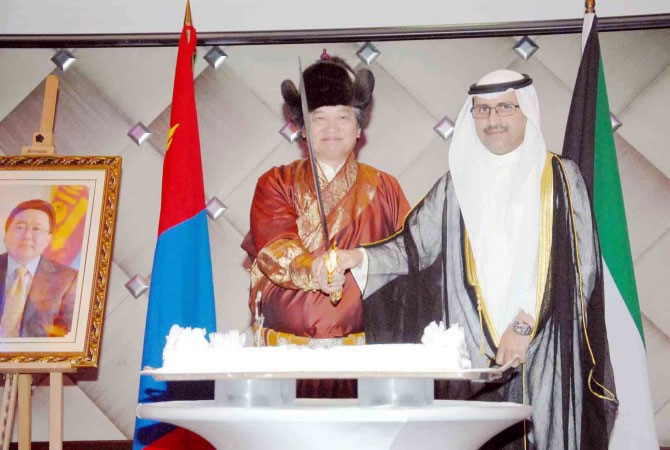 السفير عبدالله المنصور مشاركا السفير المنغولي انكبارت سودينوم قطع كعكة الاحتفال﻿