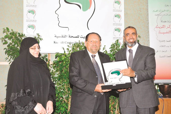 د عادل الزايد يكرم دمحمد عارف
