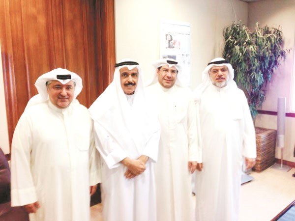 عبدالعزيز الزبن خلال لقائه وفد النقابة ﻿