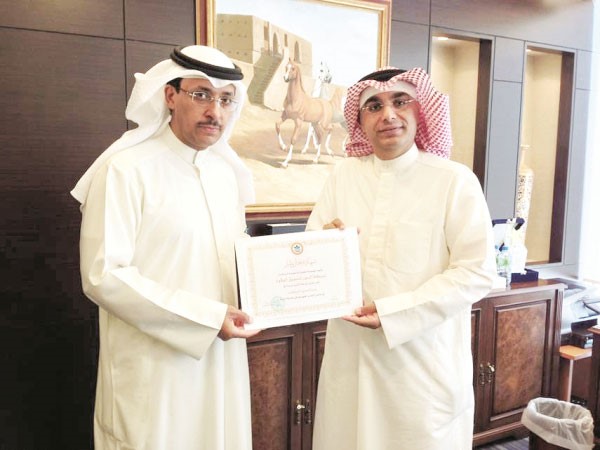 طلال الخرس يتسلم الشهادة﻿