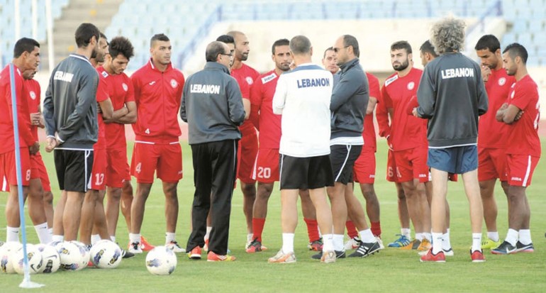 مدرب لبنان الايطالي جيوسيبي جيانيني مع اللاعبين في ملعب مدينة كميل شمعون الرياضية 	طلال سلمان﻿