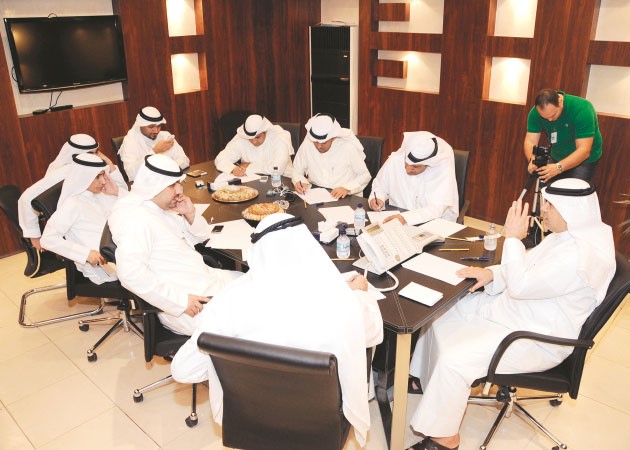 عبدالله التميمي يرد على استفسارات القراء بحضور الزملاء موسى ابو طفرة ورشيد الفعم ود ناصر الوقيت وسلطان العبدان وفليح العازمي وبدر السهيل هاني الشمري