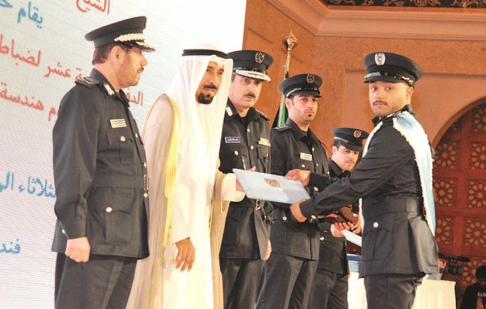 تكريم احد الخريجين﻿